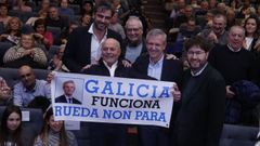 Rueda, con Diego Calvo, n�mero uno por A Coru�a, el alcalde de Arteixo, Carlos Calvelo, junto a Antonio Rodr�guez, un simpatizante del PP c�lebre por hacer carteles con los candidatos del partido.