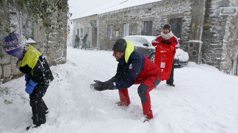 Como siempre, cientos de personas se acercaron a O Cebreiro a disfrutar de la nieve.