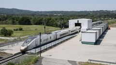 Un AVE, pasando por el cambiador de ancho de Taboadela, que adapta el tren al ancho internacional o ib�rico, en una foto de archivo.