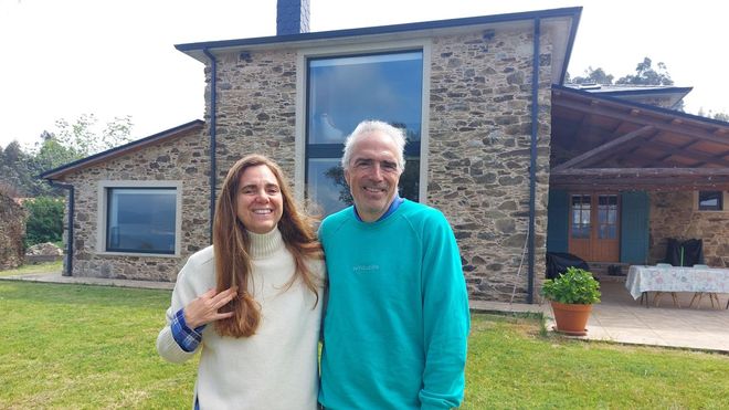 Marta y Jose, madrile�os, compraron y reconstruyeron una casa en N�itegos, con un olivo y vistas a la r�a.
