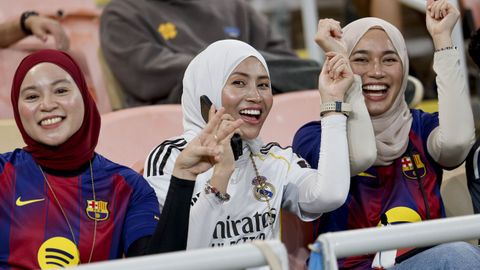 Seguidoras del Real Madrid y del Barcelona animan a su equipo antes de la final de la Supercopa de Espa&ntilde;a en el estadio Ciudad Deportiva del Rey Abdal&aacute; de Yeda (Arabia Saud&iacute;).
