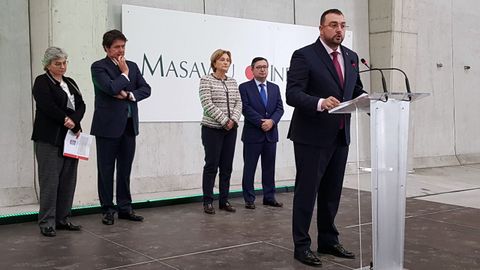 El presidente del Principado, Adri�n Barb�n, participa en la inauguraci�n de una terminal para el almacenamiento, manipulaci�n y carga de productos s�lidos, en el Musel, del grupo Masaveu. 
