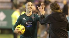Sabin Merino se lleva el bal�n en la tarde de su triplete.