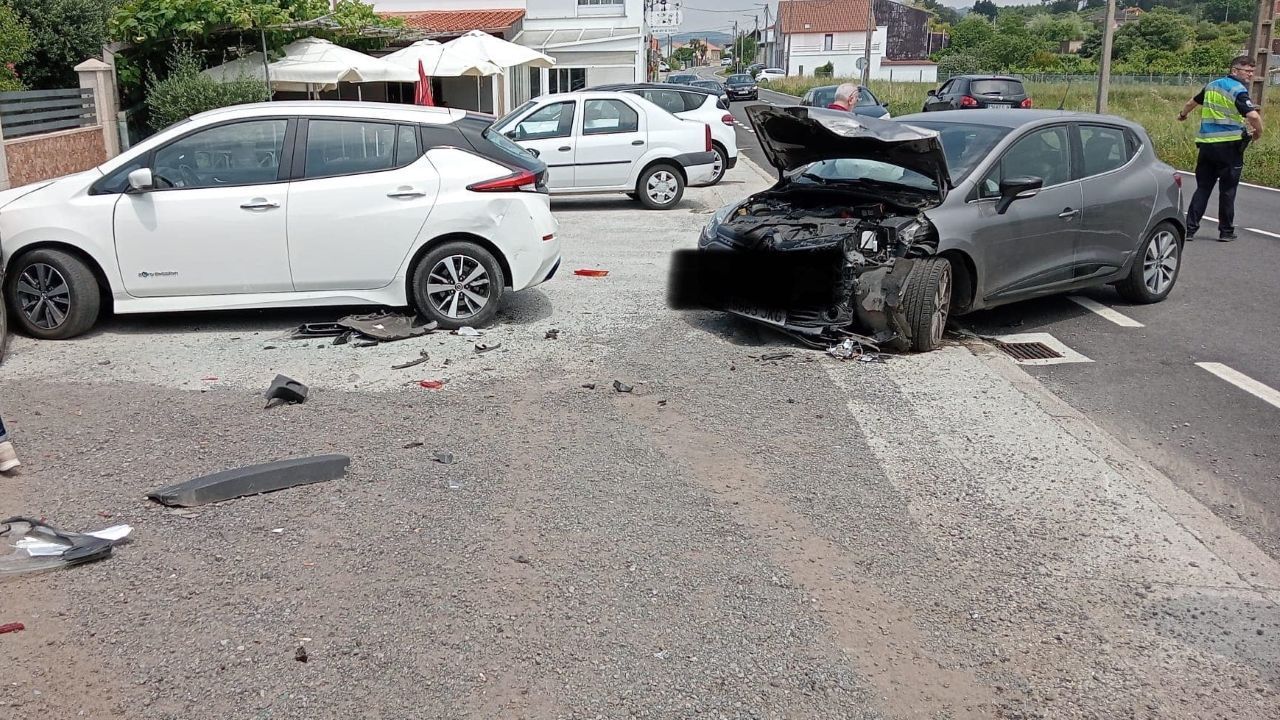 Una conductora resultó herida al salirse de la vía y chocar contra tres ...