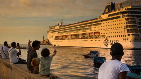 La gente despide a un crucero que acaba de partir del puerto de La Habana (Cuba).