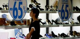 Todav�a son muchos los comercios que mantienen las rebajas de verano, con descuentos muy fuertes para atraer a los clientes. 