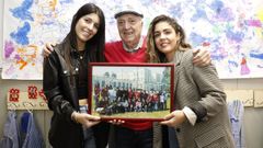 Lorena y Mar�a con su extutor Jos� Manuel y la orla de su curso de sexto de primaria, que conserva el CEIP Ra��a Fabiola 18 a�os despu�s. despu�s.