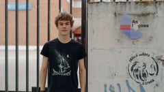 El joven Freire posa en la entrada de su instituto, As Lagoas, una ma�ana de verano.