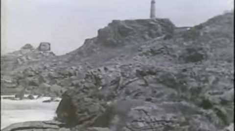 Viln. El faro, que llevaba entonces 33 aos de funcionamiento. Tambin aparecen imgenes del ncleo de Camarias, donde destaca alguna casa, con escudo y balcones