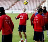 Fran Sol golpea el cuero con la cabeza durante un entrenamiento celebrado en el �ngel Carro.
