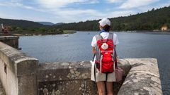 Una peregrina durante el trayecto del Camino de la ra Muros-Noia.