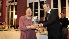 El alcalde de Ribadeo, Fernando Suárez, entregó en el año 2016 a María Luisa Santiago el premio de ribadense honorífica