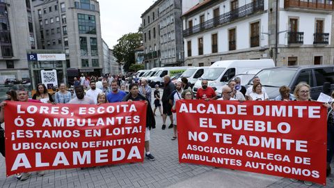 Los ambulantes marcharon en sus furgonetas desde Rafael Areses y se concentraron en la plaza de Espaa, donde desplegaron dos pancartas