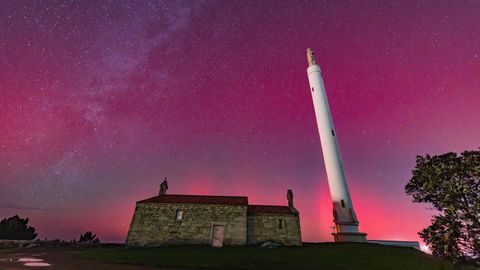 Aurora boreal esta noche desde el faro Brantuas en Ponteceso