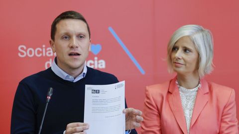 Los parlamentarios del Grupo Socialista Aitor Bouza y Patricia Iglesias, en una rueda de prensa sobre transparencia el pasado mes de octubre.