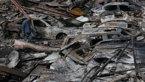 Un hombre pasea entre coches destrozados y los escombros de un edificio en el barrio Corniche al Mazraa despu�s de un bombardeo israel� en los suburbios de la capital libanesa.