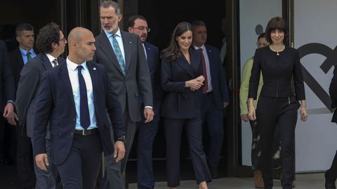 El rey Felipe VI (3-i) y la reina Letizia (2-d), junto a la ministra de Ciencia, Diana Morant (d), y el presidente del Principado, Adrin Barbn (c), a su salida de la entrega de los Premios Nacionales de Innovacin y de Diseo 2022, este lunes en el centro Niemeyer de Avils