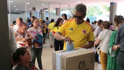 Un hombre vota en las elecciones presidenciales en Colombia. 