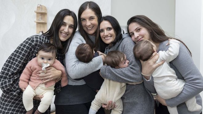 De izquierda a derecha, Laura con Uxue, Patricia con Lorenzo, Irene con Laia y Paula con la otra Laia. Los peque�os tienen entre tres y cinco meses de edad