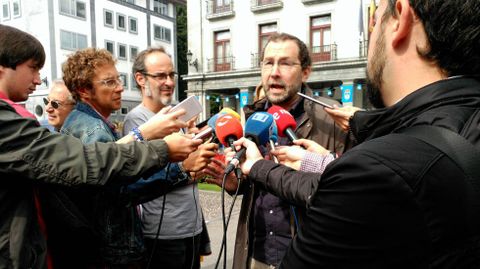 Emilio Len atendiendo a los medios en San Mateo