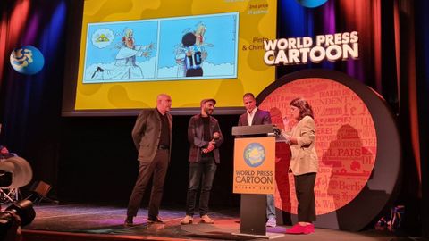 El do humorstico Pinto & Chinto reciben el premio durante la gala de los World Press Cartoon. 