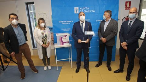 Visita del conselleiro de Sanidade, Julio Gardía Comesaña, al centro de salud de Baltar, en Sanxenxo
