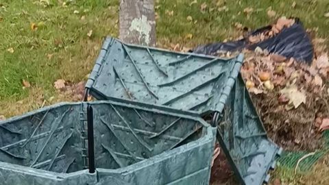 Detalle de los destrozos en la compostadora montada por los alumnos del Jacinto Benavente de La Camocha