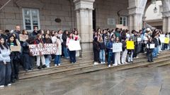 Los estudiantes se refugiaron de la lluvia en los soportales de la consistorial