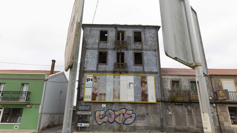 El catastro atribuye a este edificio de cuatro plantas 702 metros cuadrados construidos, con la antig&uuml;edad fijada en 1930. Es suelo urbano de uso residencial. Y est&aacute; en O Empalme de Bu&ntilde;o, en una carretera que hist&oacute;ricamente tuvo mucho tr&aacute;fico y movimiento, entre Carballo y Malpica. En sus dependencias, durante m&aacute;s de medio siglo, habitaron decenas de familias de guardias civiles, algunas muy integradas con los a&ntilde;os.