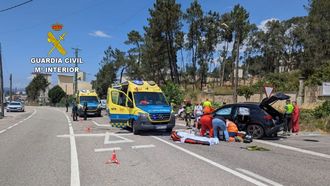 Uno de los dos coches implicados en el siniestro con los serivicios sanitarios atendiendo a una v�ctima.