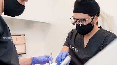 El Dr. Alfonso Machín atendiendo un paciente de implantología