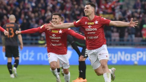 En Polonia defendeu ao Wisla Cracovia e o Lechia Gdansk e mostrou a s�a versi�n m�is goleadora como profesional. Na imaxe, acomp��ao Miki Villar, outro galego co que coincidiu no Wisla.