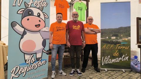 A ambos lados de la imagen, Yoni y José, los dos miembros de la comisión, que este año cuentan con la colaboración de César, en el centro