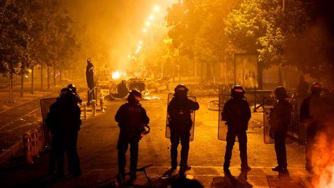 Tercera noche de disturbios en Francia por la muerte de un joven a manos de la polic�a