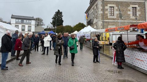 Unos 45 puestos participaron en la primera edici�n de la feria de Outeiro, a pesar de que el tiempo no ayud�
