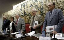 Torres Queiruga, Teresa Garc�a-Sabell, Alonso Montero, Ram�n L�pez V�zquez e Franco Grande, onte na sede da Real Academia Galega, na presentaci�n do libro sobre Domingo Garc�a-Sabell.