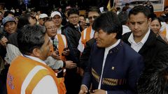 Evo Morales llega al aeropuerto de Cochabamba, nacionalizado por el gobierno andino.