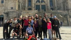 �ngel Campos (de pie, con sombrero verde) lleg� a la plaza del Obradoiro con otros peregrinos y entr� en la catedral compostelana con ellos