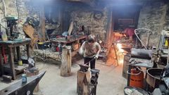 Nappie, en primer plano, con uno de sus maestros, el herrero ruso Pavel Yakushev, en la forxa de The Foundry, situada en una aldea de Bravos, en Ourol