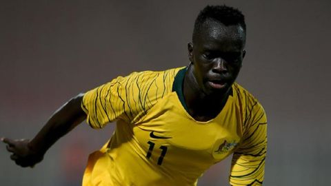 Awer Mabil en un partido con Australia