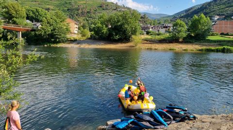 Para ir en la barca es obligatorio ponerse el chaleco salvavidas