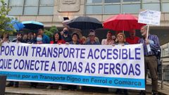 Imagen de archivo de la concentraci�n de los usuarios del autob�s en el Ayuntamiento de Ares.