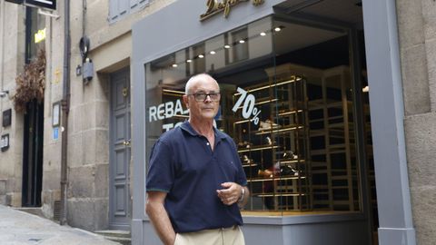 Jos� Gonz�lez Rodr�guez posa delante de la tienda de zapatos en la que siempre trabaj�