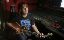 El compositor y productor Jacobo Paz, en su estudio de grabaci�n de M�dico Rodr�guez, tiene 38 a�os y dos hijos de 7 y 2. 