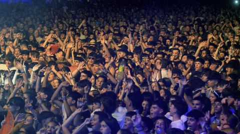 Los ms jvenes coparon las primeras filas de la verbena con la orquesta Panorama en Monforte