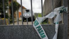 Portal de la vivienda del desaparecido, todav�a con restos del precinto de la Guardia Civil.