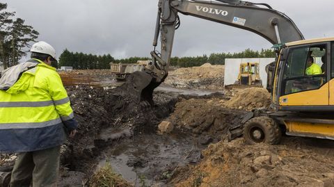 EN OBRAS. Fue hace once d�as cuando, junto a la f�brica de Dumbr�a, se coloc� la simb�lica primera piedra de la planta para la producci�n de carb�n vegetal, planeada para la reducci�n de la dependencia de los combustibles f�siles y, en definitiva, avanzar hacia la descarbonizaci�n. foto. En el a�o 2021, por ejemplo, la factor�a dumbriesa emiti� a la atm�sfera 153.495 toneladas de CO2,  seg�n la Oficina Espa�ola de Cambio Clim�tico.