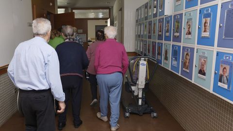 Imagen del interior de la residencia y centro de d�a de Foz; la zona de taquillas en un pasillo