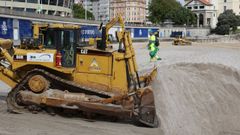 Empiezan a retirar la duna de Riazor