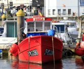 El �Gonruben� ayer a mediod�a ya en el puerto de Burela tras ser remolcado por la  Salvamar Alioth. 
